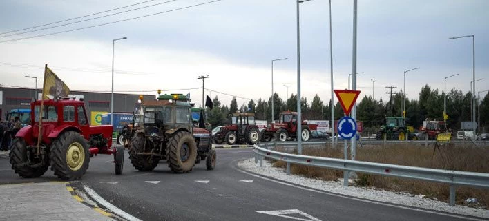 Αμετακίνητοι στα μπλόκα οι αγρότες -Το Σάββατο θα κλείσουν τα Τέμπη
